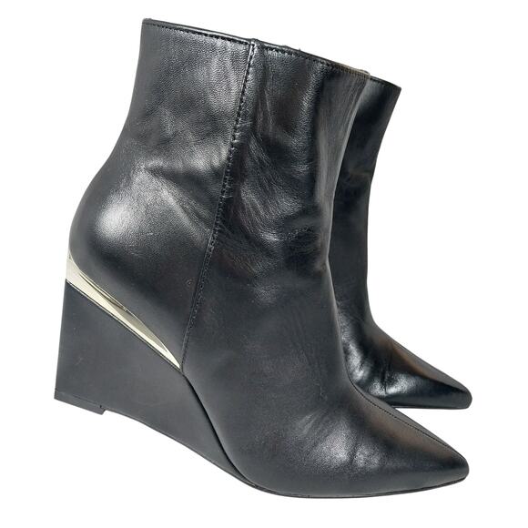NWOT-1 SHOW! VINCE CAMUTO! BLACK GENUINE LEATHER GOLD INSET ANKLE BOOTS! SZ 6.5M - Picture 1 of 10